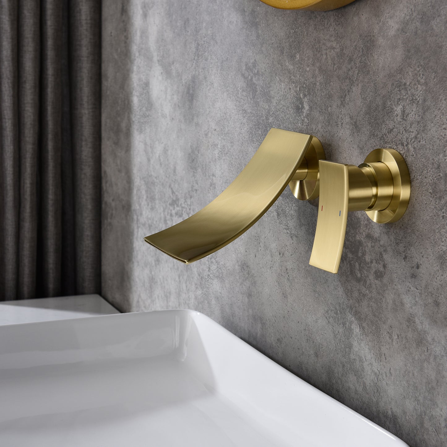 Wall mounted bathroom waterfall faucet